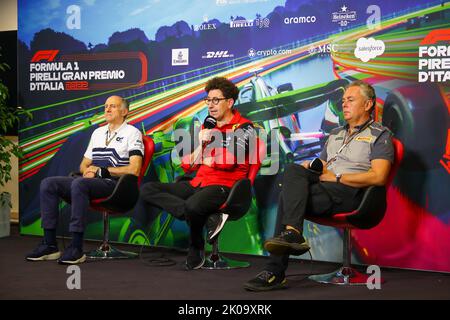 Franz Tost (ITA) Scuderia AlphaTauri Team Principal - Mattia Binotto (ITA) - Scuderia Ferrari Team Principal und Mario Isola (ITA) Head of Pirelli Motorsport - während der FIA Team Pressekonferenz Stockfoto