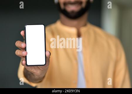 Mann, der in der Hand hält, zeigt die Vorlage für die Anzeige von Handy-Anzeigen auf dem weißen Bildschirm. Stockfoto