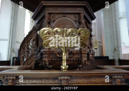 Goldener Handschriftenhalter in einer Kirche in Amsterdam Stockfoto