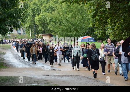 Nach dem Tod von Elizabeth II., Ihrer Majestät der Königin, geht es durch den Green Park in Richtung Buckingham Palace Stockfoto