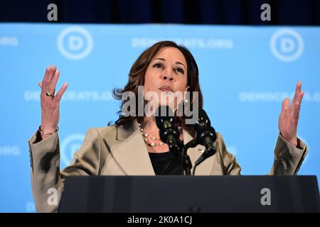 National Harbor, Usa. 10. September 2022. Vizepräsidentin Kamala Harris nimmt bei einem überraschenden Auftritt vor dem internationalen Massenausschusstreffen von Alpha Kappa Alpha Sorority, Inc. Am Samstag, dem 10. September 2022, in National Harbor, Maryland, Stellung. Foto von Ron Sachs/UPI Credit: UPI/Alamy Live News Stockfoto