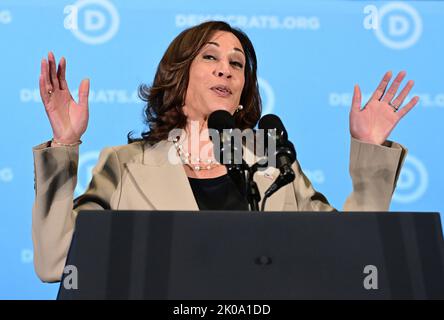 National Harbor, Usa. 10. September 2022. Vizepräsidentin Kamala Harris nimmt bei einem überraschenden Auftritt vor dem internationalen Massenausschusstreffen von Alpha Kappa Alpha Sorority, Inc. Am Samstag, dem 10. September 2022, in National Harbor, Maryland, Stellung. Foto von Ron Sachs/UPI Credit: UPI/Alamy Live News Stockfoto