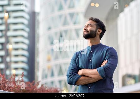 Selbstbewusster, reicher indischer Geschäftsmann, der in der Stadt vom Erfolg träumt. Stockfoto