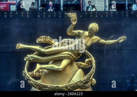 1990s Archivfoto der Statue des Prometheus von Paul Manship über dem Lower Plaza des Rockefeller Center in New York. Stockfoto