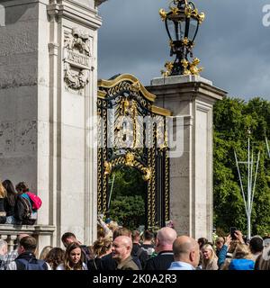 City of Westminster London, Großbritannien, 10 2022. September, versammeln sich nach dem Tod von Königin Elizabeth II. Vor dem Buckingham Palace Menschenmassen Stockfoto