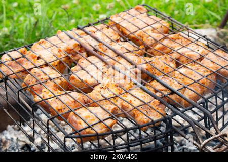 Gegrilltes Schweinefleisch bei einer Sommer-Grillparty tagsüber. Stockfoto
