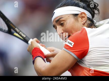 Flushing Meadow, Usa. 10. September 2022. Ons Jabeur aus Tunesien gibt am Samstag, den 10. September 2022, einen Schuss gegen IGA Swiatek aus Polen bei den Frauen-Finals der US Open Tennis Championships 2022 im Arthur Ashe Stadium im USTA Billy Jean King National Tennis Center in New York City zurück. Foto von John Angelillo/UPI. Kredit: UPI/Alamy Live Nachrichten Stockfoto