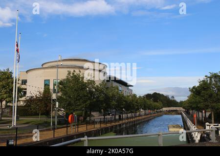 Die Flagge im Inselzentrum, der Heimat von Lisburn und dem Stadtrat von Castlereagh, hängt knapp an Half Mast, nachdem die Nachricht vom Tod der Königin NI erreicht wurde Stockfoto