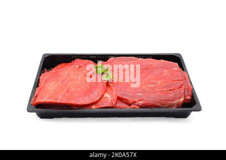 Frisches rohes Rindfleisch Steaks in schwarzem Tablett isoliert auf weißem Hintergrund Stockfoto