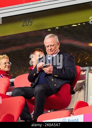 München, Deutschland. 10. September 2022. Dr. Martin WINTERKORN, VW CEO Ex Vorstandsvorsitzender, im Spiel FC BAYERN MÜNCHEN - VFB STUTTGART 2-2 1.Deutsche Fußball-Liga am 10. September 2022 in München, Deutschland. Saison 2022/2023, Spieltag 6, 1.Bundesliga, FCB, München, 6.Spieltag Credit: Peter Schatz/Alamy Live News Stockfoto