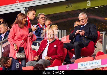 München, Deutschland. 10. September 2022. Dr. Martin WINTERKORN, VW CEO Ex Vorstandsvorsitzender, Franz Bulle Roth mit Partnerin Helena von Sarközy im Spiel FC BAYERN MÜNCHEN - VFB STUTTGART 2-2 1.Deutsche Fußball-Liga am 10. September 2022 in München, Deutschland. Saison 2022/2023, Spieltag 6, 1.Bundesliga, FCB, München, 6.Spieltag Credit: Peter Schatz/Alamy Live News Stockfoto