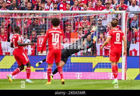 München, Deutschland. 10. September 2022. Serhou Guirassy, VFB 9 tritt den Ball auf das Tor von Manuel NEUER, Torwart FCB 1 im Spiel FC BAYERN MÜNCHEN - VFB STUTTGART 2-2 1.Deutsche Fußballliga am 10. September 2022 in München, Deutschland. Saison 2022/2023, Spieltag 6, 1.Bundesliga, FCB, München, 6.Spieltag Credit: Peter Schatz/Alamy Live News Stockfoto