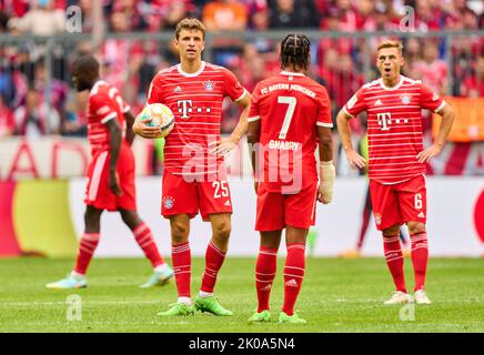 München, Deutschland. 10. September 2022. Joshua KIMMICH, FCB 6 Thomas MUELLER, MÜLLER, FCB 25 Serge GNABRY, FCB 7 Alphonso DAVIES, FCB 19 nach dem 1-1 im Spiel FC BAYERN MÜNCHEN - VFB STUTTGART 2-2 1.Deutsche Fußballliga am 10. September 2022 in München, Deutschland. Saison 2022/2023, Spieltag 6, 1.Bundesliga, FCB, München, 6.Spieltag Credit: Peter Schatz/Alamy Live News Stockfoto