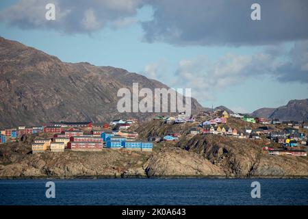 Farbenfrohe Häuser am Ufer von Sisimiut, Grönland. Stockfoto