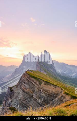 Atemberaubende Aussicht auf den Seceda-Grat bei einem wunderschönen Sonnenuntergang. Die Seceda mit ihren 2,500 Metern ist der höchste Aussichtspunkt in Gröden, Dolomiten. Stockfoto