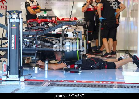 Alfa Romeo F1 Team ORLEN Mechaniker bei der Arbeit am Auto Stockfoto