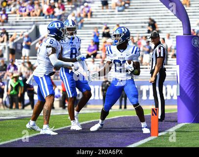 Evanston, Illinois, USA. 10. September 2022. Duke Blue Devils, die Jaylen Coleman (22) zurücklaufen, feiern Eli Pancol und Jordan Moore im Endbereich während des NCAA-Fußballspiels zwischen Northwestern und Duke im Ryan Field in Evanston, Illinois. Dean Reid/CSM/Alamy Live News Credit: CAL Sport Media/Alamy Live News Stockfoto
