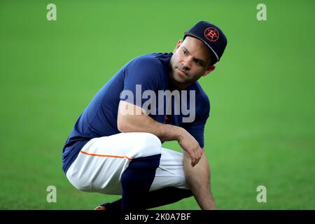 Houston, Texas, USA. 10. September 2022. 10. September 2022; Houston, Texas, USA; Houston Astros zweiter Baseman Jose Altuve (27) streckt sich vor dem Spiel gegen die Los Angeles Angels im Minute Maid Park aus. Pflichtkredit: Erik Williams-USA TODAY Sports (Kreditbild: © Erik Williams/ZUMA Press Wire) Kreditaufnahme: ZUMA Press, Inc./Alamy Live News Stockfoto