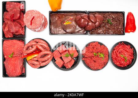 Top-Ansicht von verschiedenen frischen Rindfleischschnitten, Würstchen und Hackfleisch isoliert auf weißem Hintergrund Stockfoto