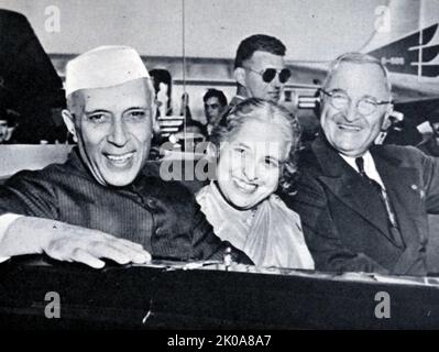 Der indische Premierminister Jawaharlal Nehru mit seiner Schwester und Präsident Truman in Washington. Jawaharlal Nehru (14. November 1889 - 27. Mai 1964) war ein indischer antikolonialer Nationalist, säkularer Humanist, Sozialdemokrat und Autor. Nehru war in den Jahren 1930s und 1940s einer der wichtigsten Führer der indischen nationalistischen Bewegung. Nach der Unabhängigkeit Indiens im Jahr 1947 diente er 17 Jahre lang als Premierminister des Landes. Harry S. Truman (8. Mai 1884 - 26. Dezember 1972) war der Präsident der Vereinigten Staaten von 33., der von 1945 bis 1953 diente. Er war ein lebenslanges Mitglied der Demokratischen Partei und diente zuvor als Stockfoto