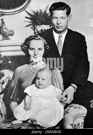 Babyprinzessin Mararetha mit ihren Eltern König Michael I. und Königin Anne von Rumänien. Margareta, die Kustodin der Krone Rumäniens (geboren am 26. März 1949), ist die älteste Tochter von König Michael I. und Königin Anne von Rumänien. Sie übernahm die Pflichten ihres Vaters im März 2016, nach seiner Pensionierung, und hat seit seinem Tod am 5. Dezember 2017 die Oberherrschaft des Hauses Rumänien übernommen. Sie leitet auch die Margareta of Romania Royal Foundation Stockfoto