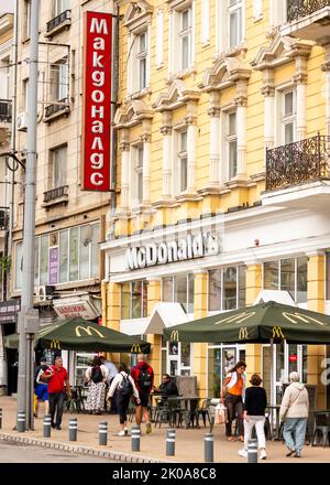 McDonald's Fast-Food-Restaurant in slawischer Sprache in Sofia, Bulgarien, Osteuropa, Balkan, EU Stockfoto