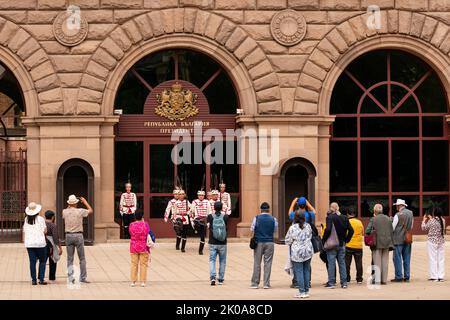 Eine Gruppe von Touristen, die an der Wachabänderungszeremonie vor dem Gebäude des bulgarischen Ratsvorsitzes, Sofia, Bulgarien, Osteuropa, Balkan, EU Stockfoto