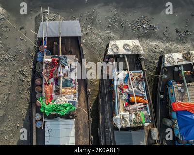 Chittagong, Chattogram, Bangladesch. 10. September 2022. Chittagong, Bangladesch, 10. September 2022 : Fischer schlafen auf Fischerbooten. Sie fangen die ganze Nacht Fische in der Tiefsee und kommen zum Chittagong-Fischghat am Flussufer und schlafen unter freiem Himmel im Boot. Chittagong und Coxbazar sind das wichtigste Zentrum der Seefischerei in Bangladesch.Mehr als 40.000 Familien beschäftigen sich mit der Seefischerei. (Bild: © Muhammad Amdad Hossain/ZUMA Press Wire) Stockfoto