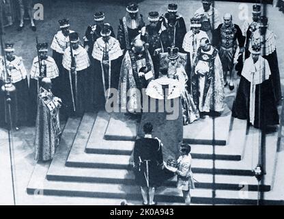 Die Krönung von Elizabeth II. Fand am 2. Juni 1953 in der Westminster Abbey in London statt. Elisabeth II. Trat im Alter von 25 Jahren nach dem Tod ihres Vaters, Georg VI., am 6. Februar 1952 den Thron an und wurde kurz darauf von ihren Privat- und Exekutivräten zur Königin erklärt. Es war die einzige britische Krönung, die vollständig im Fernsehen übertragen wurde Stockfoto