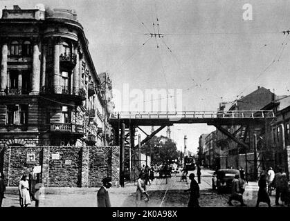 Warschauer Ghetto; das größte der Nazi-Ghettos während des Zweiten Weltkriegs Sie wurde im November 1940 von den deutschen Behörden auf dem neuen Staatsgebiet des besetzten Polens errichtet. Auf seiner Höhe wurden dort bis zu 460.000 Juden inhaftiert Stockfoto