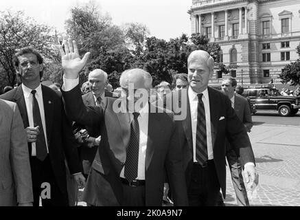 Herr Gorbatschow besucht. Das Foto zeigt den ehemaligen sowjetischen Präsidenten Michail Gorbatschow (Mitte), der winkt, während er mit dem Kongressbibliothekar James H. Billington (rechts) auf dem Gelände des US-Kapitols auf der anderen Straßenseite von der Library of Congress spaziert. Michail Sergejewitsch Gorbatschow (geboren am 2. März 1931) ist ein russischer und ehemaliger sowjetischer Politiker. Der achte und letzte Führer der Sowjetunion war von 1985 bis 1991 Generalsekretär der Kommunistischen Partei der Sowjetunion Stockfoto