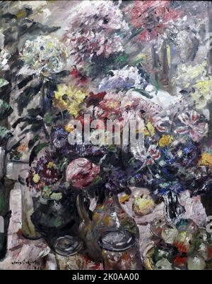 Stillleben mit Chrysanthemums und Amaryllis, 1922, von Lovis Corinth. Lovis Corinth (21. Juli 1858 - 17. Juli 1925) war ein deutscher Künstler und Schriftsteller, dessen ausgereifte Arbeit als Maler und Grafiker eine Synthese aus Impressionismus und Expressionismus realisierte Stockfoto