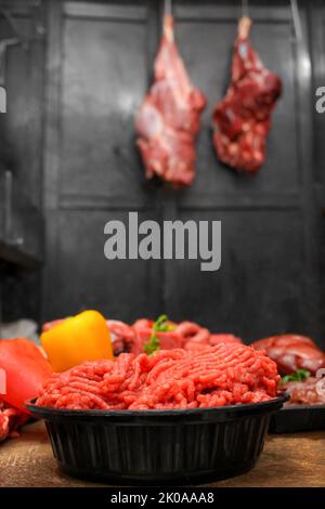 Seitenansicht von verschiedenen rohen Rindfleischschnitten, Hackfleisch, Würstchen und Burger Patties isoliert auf weißem Hintergrund Stockfoto