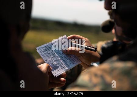 U.S. Marines mit 4. Air Naval Gunfire Liaison Company, Marine Forces Reserve, zur Unterstützung der Special Purpose Marine Air-Ground Task Force UNITAS LXIII, Radio in einer Notevakuierung bei einer simulierten Evakuierung von Verletzten im Rahmen der Übung UNITAS LXIII, Santa Cruz Air Force Base, Rio de Janeiro, September 7, 2022. 4. ANGLICO und das brasilianische Marine Corps testeten die Fähigkeit, verwundete Marineinfanteristen durch brasilianische Militärmediziner zu transportieren. UNITAS bildet die Kräfte aus, um gemeinsame Seeoperationen durch die Ausführung von Anti-Oberflächen-, Anti-U-Boot-, Anti-Luft-, Amphibien- und El-Operationen durchzuführen Stockfoto