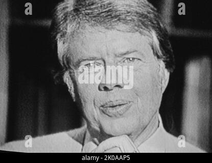 US-Präsident Jimmy Carter im Fernsehen während seines ersten Kaminchats im Weißen Haus, Washington, D.C., 1977. James Earl Carter Jr. (geboren am 1. Oktober 1924) ist ein ehemaliger US-Politiker, der von 1977 bis 1981 als Präsident der Vereinigten Staaten von 39. fungierte. Carter, Mitglied der Demokratischen Partei, engagiert sich seit seinem Amtsausscheiden weiterhin für politische und soziale Projekte und erhielt 2002 den Friedensnobelpreis für seine humanitäre Arbeit Stockfoto