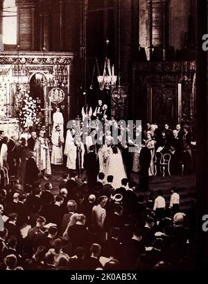 Prinzessin Elizabeth bei ihrer Heirat mit Prinz Philip in Westminster Abbey im Jahr 1947. Elizabeth II. (Elizabeth Alexandra Mary; geboren am 21. April 1926) ist Königin des Vereinigten Königreichs und 14 anderer Commonwealth-Bereiche. Elizabeth wurde in Mayfair, London, als erstes Kind des Herzogs und der Herzogin von York (später König George VI. Und Königin Elizabeth) geboren. Stockfoto