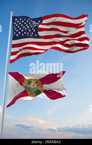 Große offizielle Flagge der USA mit kleinerer Flagge des Staates Florida, USA bei bewölktem Himmel Hintergrund. Vereinigte Staaten von Amerika patriotisches Konzept. Copy space for Stockfoto