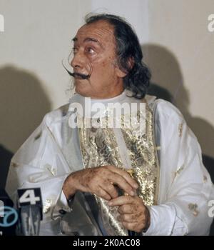 Salvador Dali, (1904 - 1989) spanischer surrealistischer Künstler, der für sein technisches Können, seine präzise Zeichenskunst und die markanten und bizarren Bilder in seinem Werk bekannt ist.