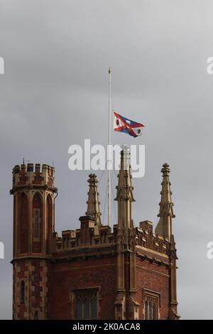 Nach dem Tod von Königin Elizabeth II. Fliegt die Flagge an der Queen's University Belfast bei Half Mast Stockfoto