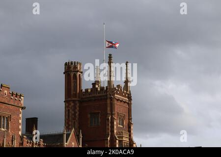 Nach dem Tod von Königin Elizabeth II. Fliegt die Flagge an der Queen's University Belfast bei Half Mast Stockfoto