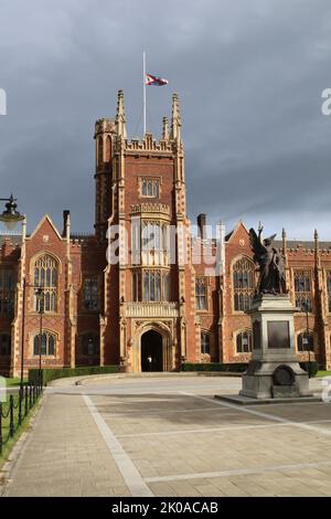 Nach dem Tod von Königin Elizabeth II. Fliegt die Flagge an der Queen's University Belfast bei Half Mast Stockfoto