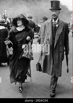 Lord und Lady Carnarvon. George Edward Stanhope Molyneux Herbert, 5. Earl of Carnarvon, DL (26. Juni 1866 - 5. April 1923), bis 1890 Lord Porchester, war ein englischer Gleichaltriger und Aristokrat, der am besten als finanzieller Unterstützer der Suche nach und Ausgrabung von Tutanchamuns Grab im Tal der Könige bekannt war Stockfoto