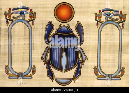 Moderner Papyrus, der einen Skarabäus darstellt, der vom Auge des Horus, dem Wedjat-Auge oder dem Udjat-Auge flankiert wird; ein Konzept und Symbol in der altägyptischen Religion, das Wohlbefinden, Heilung und Schutz darstellt. Es leitet sich aus dem mythischen Konflikt zwischen dem gott Horus mit seinem Rivalen Set. 2021 Stockfoto