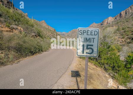 Tempolimit 15 Schilder am Sabino Canyon State Park - Tucson, AZ. Schild neben der Straße in der Nähe der Wüstenberge mit saguaro Kakteen gegen Th Stockfoto