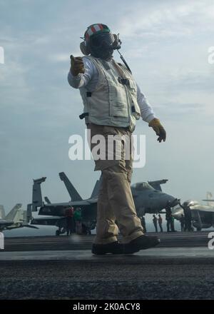 220908-N-ZG822-1015 ADRIA (SEP. 8, 2022) der Mate (Equipment) von Chief Aviation Boatswain Kevin Wong posiert für ein Bild auf dem Flugdeck an Bord des Flugzeugträgers USS George H.W. der Nimitz-Klasse Buchse (CVN 77), Sept. 8 2022. Die USS George H.W. Die Bush Carrier Strike Group befindet sich im geplanten Einsatzgebiet der US Naval Forces Europe, das von der Sechsten Flotte der USA eingesetzt wird, um die Interessen der USA, der Alliierten und der Partner zu verteidigen. (USA Navy Foto von Mass Communication Specialist 2. Klasse Jacqueline Pitts) Stockfoto