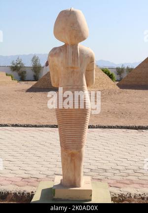 Replik Statue von König Echnaton, ägyptischer pharao regieren c.1353-1336 BC. Zehnter Herrscher der Dynastie von 18.. Vor dem fünften Jahr seiner Herrschaft war er als Amenhotep IV bekannt Stockfoto