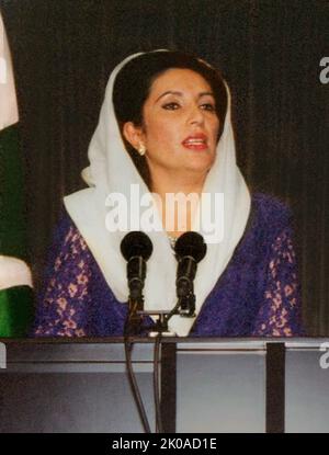 Benazir Bhutto (1953 - 2007) pakistanischer Politiker, der von 1988 bis 1990 und von 1993 bis 1996 als pakistanischer Premierminister von 11. und 13. diente. Sie war die erste Frau, die eine demokratische Regierung in einem mehrheitlich muslimischen Land leitete. Ideologisch gesehen ist sie liberal und säkularistisch und hatte von Anfang 1980s bis zu ihrer Tötung im Jahr 2007 den Vorsitz der Pakistanischen Volkspartei (PPP) oder den Ko-Vorsitz Stockfoto