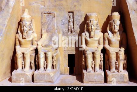 Modell von Abu Simbel, einem massiven Felsentempel im Dorf Abu Simbel, Gouvernement Assuan, Oberägypten, nahe der Grenze zum Sudan. Der Komplex ist Teil des UNESCO-Weltkulturerbes, das als „nubische Denkmäler“ bekannt ist und von Abu Simbel flussabwärts nach Philae (in der Nähe von Assuan) führt, und umfasst Amada, Wadi es-Sebua und andere nubische Stätten. Die Zwillingstempel wurden ursprünglich im 13.. Jahrhundert v. Chr., während der Regierungszeit der 19.. Dynastie des Pharao Ramses II., aus dem Berghang geschnitzt Sie dienen dem König Ramses II als bleibendes Denkmal Stockfoto