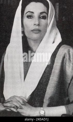 Benazir Bhutto (1953 - 2007) pakistanischer Politiker, der von 1988 bis 1990 und von 1993 bis 1996 als pakistanischer Premierminister von 11. und 13. diente. Sie war die erste Frau, die eine demokratische Regierung in einem mehrheitlich muslimischen Land leitete. Ideologisch gesehen ist sie liberal und säkularistisch und hatte von Anfang 1980s bis zu ihrer Tötung im Jahr 2007 den Vorsitz der Pakistanischen Volkspartei (PPP) oder den Ko-Vorsitz Stockfoto