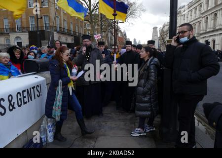 Solidaritätsprotest gegen die russische Invasion in der Ukraine am 27.. Februar 2022 auf dem Trafalgar Square in London. Russland begann am 24. Februar 2022 eine Invasion der Ukraine, in einer Eskalation des russisch-ukrainischen Krieges, der 2014 begann. Es ist der größte konventionelle militärische Angriff in Europa seit dem Zweiten Weltkrieg Stockfoto